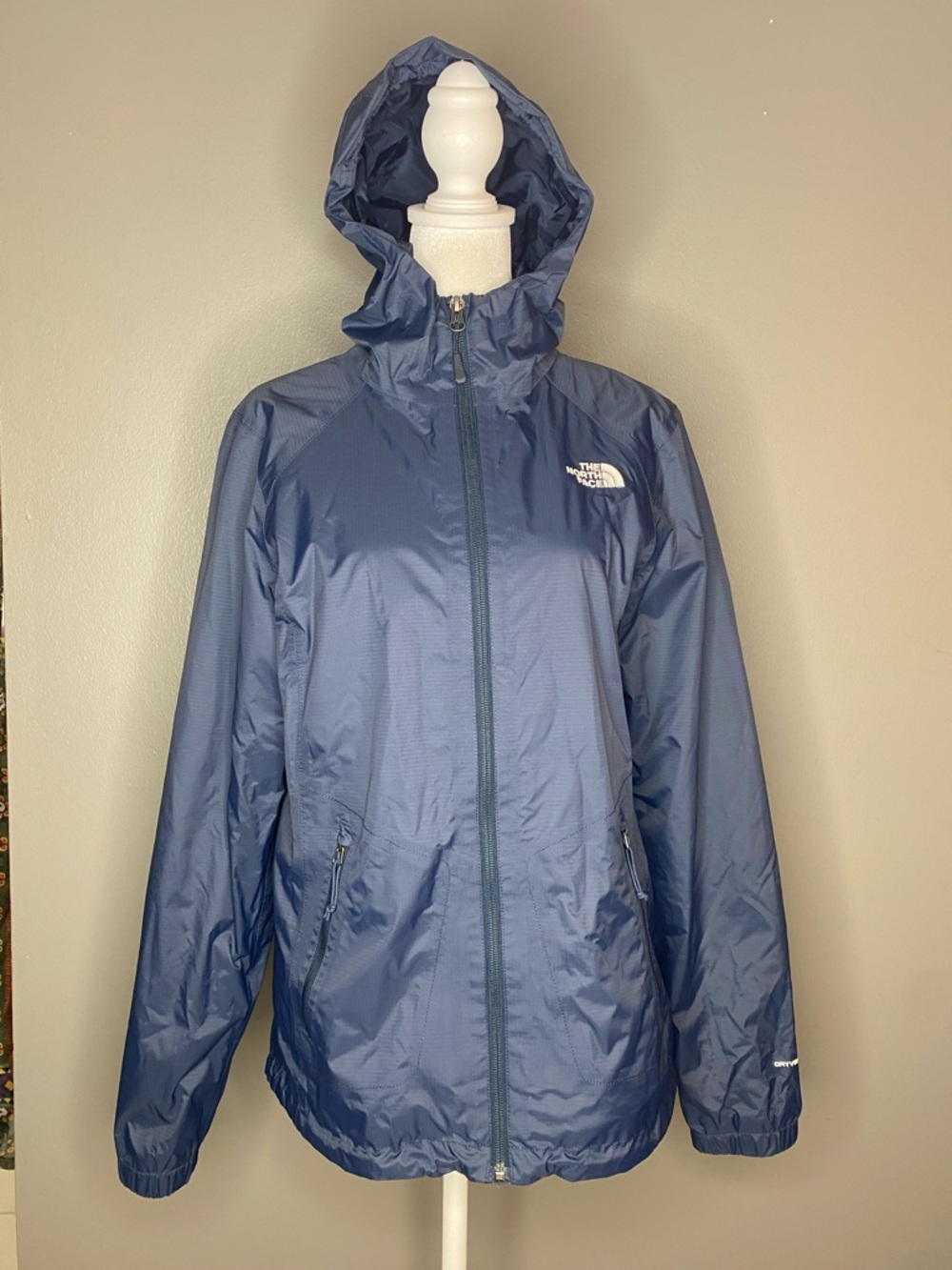 NWOT! The North Face Navy Blue Quest Lightweight Waterproof Jacket - Size M